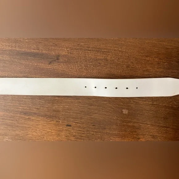 Puma White Leather Belt with Cream & Silver Enamel Logo Buckle - Picture 8 of 9